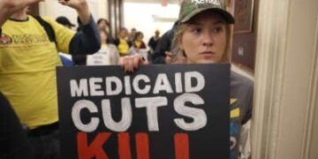 Los activistas protestan fuera de la oficina del representante estadounidense Jeff Hurd en respuesta a los recortes propuestos a Medicaid, el 21 de mayo de 2025, en Washington, DC