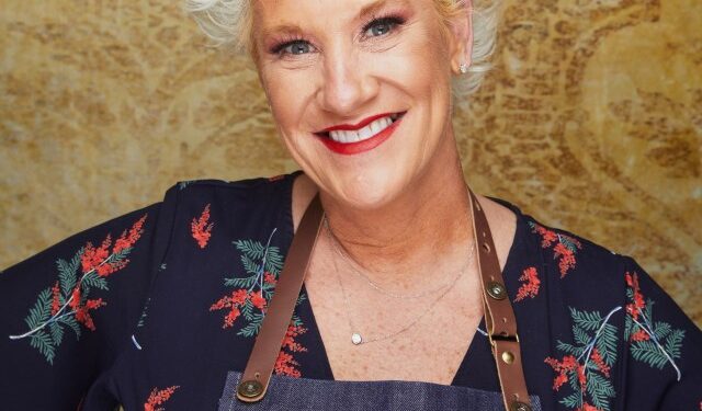 Anne Burrell en el espectáculo de Kelly Clarkson.