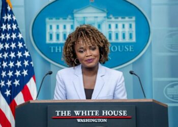 La ex secretaria de prensa de la Casa Blanca, Karine Jean-Pierre, deja el Partido Demócrata