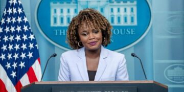 La ex secretaria de prensa de la Casa Blanca, Karine Jean-Pierre, deja el Partido Demócrata