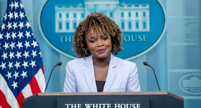 La ex secretaria de prensa de la Casa Blanca, Karine Jean-Pierre, deja el Partido Demócrata