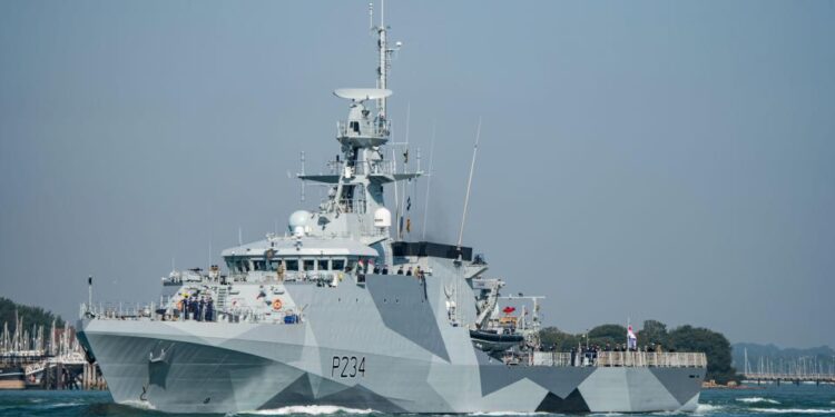 HMS SPEY (P234) Saliendo de Portsmouth.