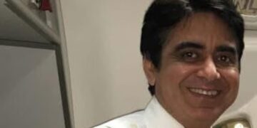 Retrato del Capitán Sumeet Sabharwal con el uniforme de un piloto.