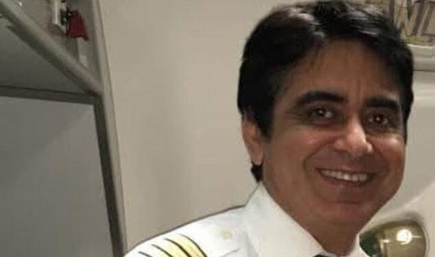 Retrato del Capitán Sumeet Sabharwal con el uniforme de un piloto.