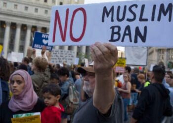 Los manifestantes se reúnen para demostrar contra la decisión 5-4 de la Corte Suprema de defender la prohibición de viajar del presidente Donald Trump contra cinco naciones de mayoría musulmana de mayoría el 26 de junio de 2018, en Foley Square, en la ciudad de Nueva York.