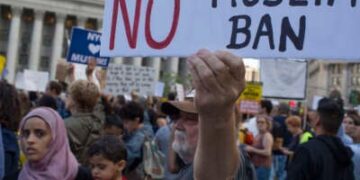 Los manifestantes se reúnen para demostrar contra la decisión 5-4 de la Corte Suprema de defender la prohibición de viajar del presidente Donald Trump contra cinco naciones de mayoría musulmana de mayoría el 26 de junio de 2018, en Foley Square, en la ciudad de Nueva York.