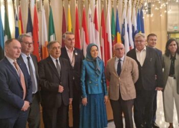 El líder del Consejo Nacional de Resistencia de Irán, Maryam Rajavi (c), está con miembros del Parlamento Europeo en el Parlamento Europeo en Estrasburgo, Francia, el 18 de junio de 2025. (Cortesía de NCRI)