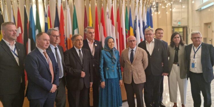 El líder del Consejo Nacional de Resistencia de Irán, Maryam Rajavi (c), está con miembros del Parlamento Europeo en el Parlamento Europeo en Estrasburgo, Francia, el 18 de junio de 2025. (Cortesía de NCRI)