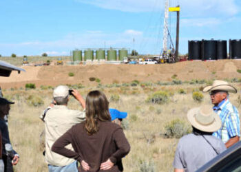 Las personas observan un sitio de fracking en la región del Gran Chaco el 27 de septiembre de 2015.