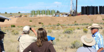 Las personas observan un sitio de fracking en la región del Gran Chaco el 27 de septiembre de 2015.