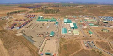 Vista aérea de Nyati Barracks, una instalación del ejército británico en Kenia, que muestra edificios, vehículos y equipos.