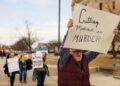 Un manifestante posee un letrero que lee 'Cortar Medicaid es asesinato' durante una manifestación contra el presidente Donald Trump, Elon Musk y la administración Trump fuera de la casa estatal en Indianápolis, Indiana, el 4 de marzo de 2025.