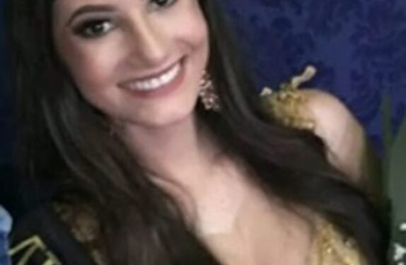 Foto de Bruna Zucco, Miss Photogenic, con una corona.