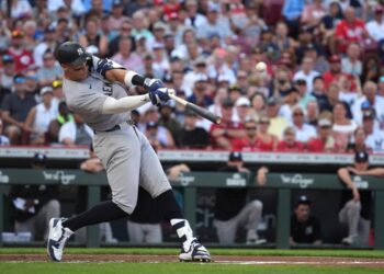 El juez de Aaron #99 de los Yankees de Nueva York llega a un jonrón en solitario durante la primera entrada contra los Reds de Cincinnati en Great American Ball Park en Cincinnati, Ohio, el 23 de junio de 2025. (Jason Mowry/Getty Images)