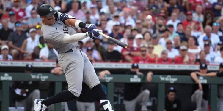 El juez de Aaron #99 de los Yankees de Nueva York llega a un jonrón en solitario durante la primera entrada contra los Reds de Cincinnati en Great American Ball Park en Cincinnati, Ohio, el 23 de junio de 2025. (Jason Mowry/Getty Images)