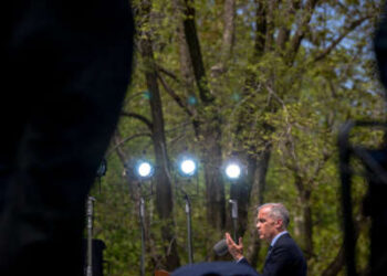 El primer ministro canadiense Mark Carney ofrece una conferencia de prensa en Rideau Hall después de la ceremonia de juramentación de su gabinete el 13 de mayo de 2025 en Ottawa, Canadá.