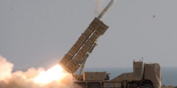 Las tropas iraníes disparan un misil durante un ejercicio militar.