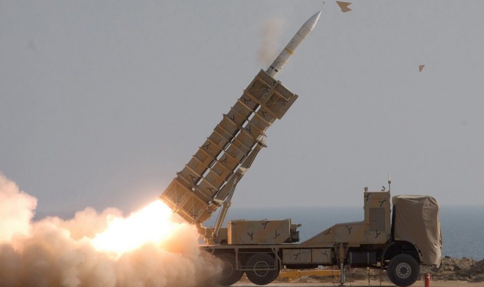 Las tropas iraníes disparan un misil durante un ejercicio militar.