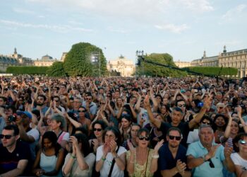 Las personas aplauden mientras se reúnen para escuchar música antes de la reinstalación y el despegue del caldero olímpico de 2024 durante un concierto gratuito para el festival anual de música callejera de Mark France, 'Fete de la Musique', en el Jardin des Tuileries, en París el 21 de junio de 2025. (Foto de Geoffroy Van der Hasselt / Afp) (Foto de Geoffroy Van Deren Herhroy / Afpting.