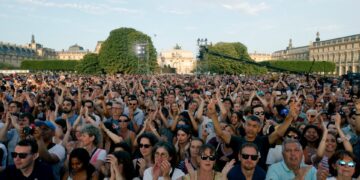 Las personas aplauden mientras se reúnen para escuchar música antes de la reinstalación y el despegue del caldero olímpico de 2024 durante un concierto gratuito para el festival anual de música callejera de Mark France, 'Fete de la Musique', en el Jardin des Tuileries, en París el 21 de junio de 2025. (Foto de Geoffroy Van der Hasselt / Afp) (Foto de Geoffroy Van Deren Herhroy / Afpting.