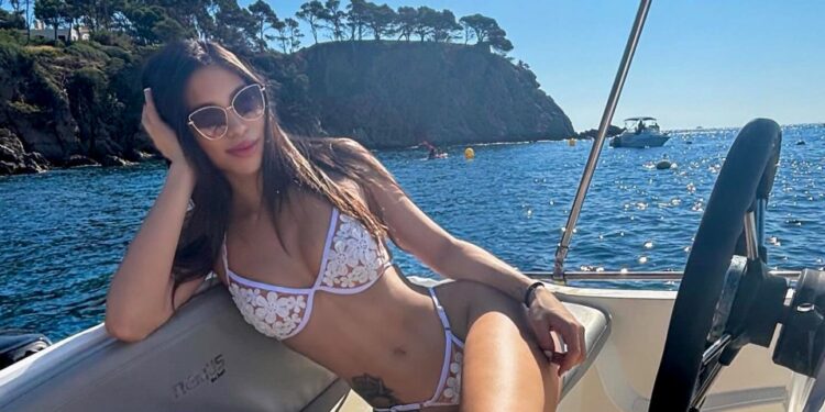 Mujer en bikini blanco en un bote.