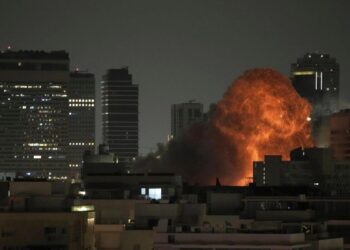 Se ve una explosión durante un ataque de misiles en Tel Aviv, Israel, el 15 de junio de 2025. (Leo Correa/AP)