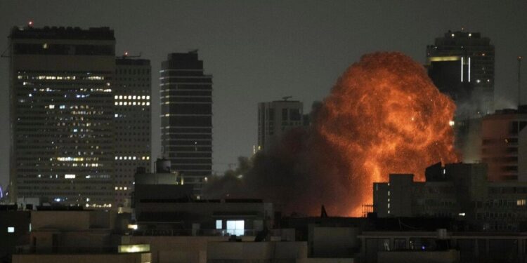 Se ve una explosión durante un ataque de misiles en Tel Aviv, Israel, el 15 de junio de 2025. (Leo Correa/AP)
