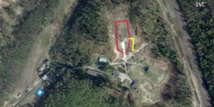 Vista aérea de una base nuclear rusa en Kaliningrado con áreas resaltadas.