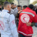 Un paramédico abraza a una juventud como los cuerpos de los socorristas palestinos, que fueron asesinados una semana antes en el incendio militar israelí sobre ambulancias, llegan al complejo médico de Nasser en Khan Yunis en la Franja del Sur de Gaza el 30 de marzo de 2025.