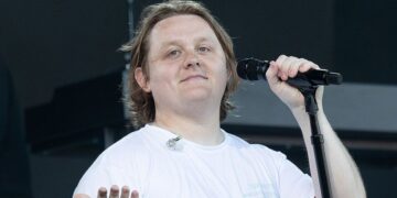 Lewis Capaldi: edad, síndrome de Tourette, novia, canciones mejores