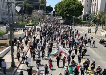 Los manifestantes marchan durante una protesta después de las operaciones federales de inmigración, en el centro de Los Ángeles, el 8 de junio de 2025.