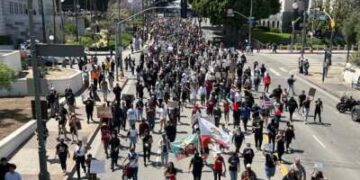 Los manifestantes marchan durante una protesta después de las operaciones federales de inmigración, en el centro de Los Ángeles, el 8 de junio de 2025.