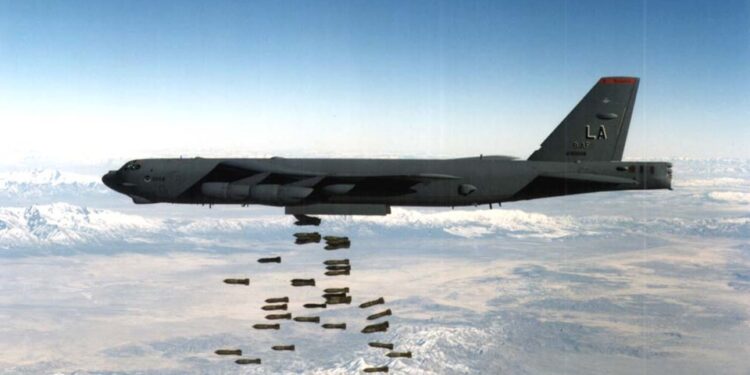 Un bombardero de la Fuerza Aérea de los Estados Unidos B-52 Stratofortress liberando bombas.