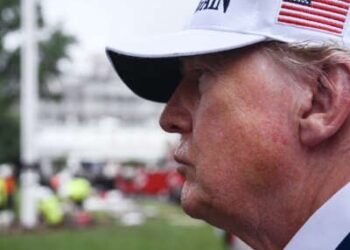 Donald Trump con un sombrero de maga blanco
