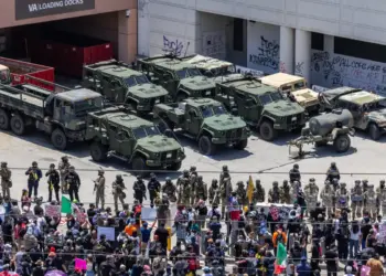 Los manifestantes confrontan a los agentes federales y a los guardias nacionales de California en Los Ángeles el 8 de junio de 2025. (John Fredricks/The Epoch Times)