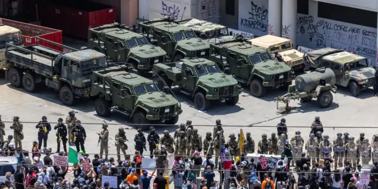 Los manifestantes confrontan a los agentes federales y a los guardias nacionales de California en Los Ángeles el 8 de junio de 2025. (John Fredricks/The Epoch Times)