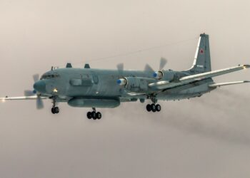 Aeronave de inteligencia electrónica Rusia IL-20 en vuelo.