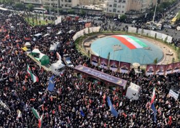 Miles de iraníes asisten a una procesión fúnebre.