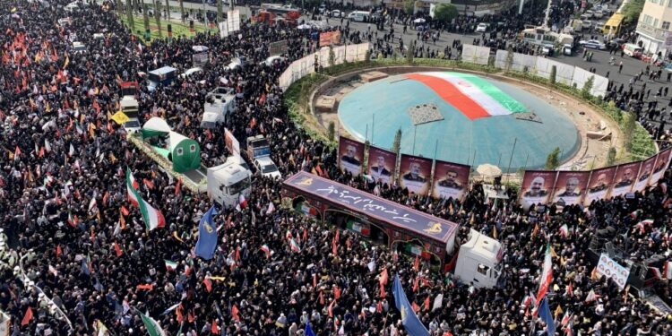 Miles de iraníes asisten a una procesión fúnebre.