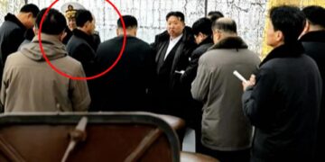 Un grupo de funcionarios norcoreanos, incluido Kim Jong-un, en un evento.