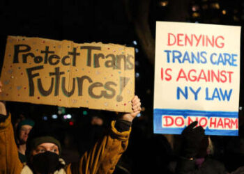 Las personas se reúnen para defender los derechos trans en la ciudad de Nueva York el 3 de febrero de 2025.