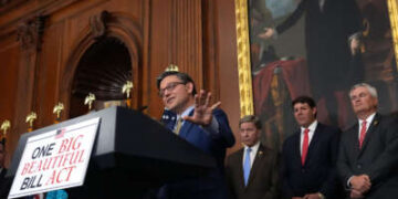 El presidente de la Cámara de la Cámara, Mike Johnson, habla con los medios de comunicación después de que la Cámara aprobó por poco la agenda del presidente de Donald Trump en el Capitolio de los Estados Unidos el 22 de mayo de 2025, en Washington, DC.