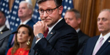 Presidente de la Cámara de Mike Johnson, lleva a cabo una conferencia de prensa en el Capitolio de los Estados Unidos después de una reunión de la Conferencia Republicana de la Cámara el 24 de junio de 2025.