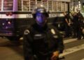 Los oficiales de LAPD arrestan a los manifestantes el 12 de junio de 2025 en Los Ángeles, CA.