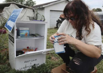 Tasha Withrow, una voluntaria en el Proyecto Mayday, un colectivo de reducción de daños en Charleston, West Virginia, rellena una caja libre de la comunidad con la droga de reversión de sobredosis que ahorra vidas naloxona. Virginia Occidental tiene la tasa de mortalidad por sobredosis más alta del país