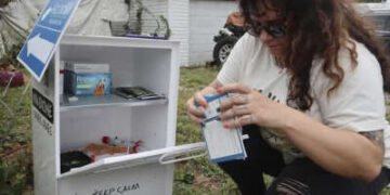 Tasha Withrow, una voluntaria en el Proyecto Mayday, un colectivo de reducción de daños en Charleston, West Virginia, rellena una caja libre de la comunidad con la droga de reversión de sobredosis que ahorra vidas naloxona. Virginia Occidental tiene la tasa de mortalidad por sobredosis más alta del país