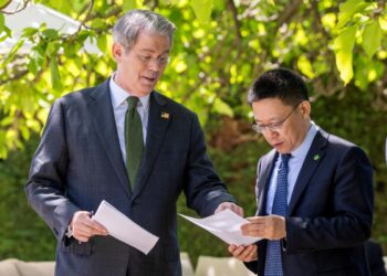 El Secretario del Tesoro de los Estados Unidos, Scott Bessent, habla con el viceministro de Finanzas Chino Liao Min el día de una reunión bilateral entre Estados Unidos y China en Ginebra el 11 de mayo de 2025. (Keystone/EDA/Martial Trezzini/FollEut a través de Reuters/File Photo)