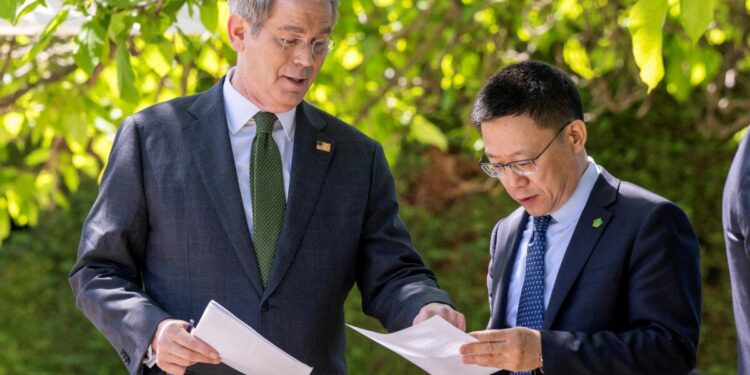 El Secretario del Tesoro de los Estados Unidos, Scott Bessent, habla con el viceministro de Finanzas Chino Liao Min el día de una reunión bilateral entre Estados Unidos y China en Ginebra el 11 de mayo de 2025. (Keystone/EDA/Martial Trezzini/FollEut a través de Reuters/File Photo)