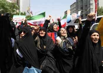 Miles de iraníes agitando banderas y protestas.