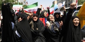 Miles de iraníes agitando banderas y protestas.